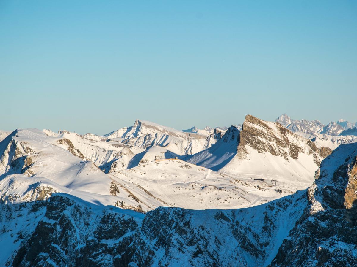 Ausblick von der Sünserspitze aufs Skigebiet Damüls