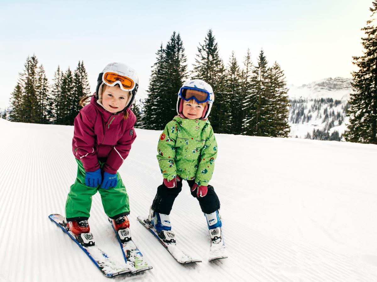 Kinder skifahren im Skigebiet Damüls-Mellau