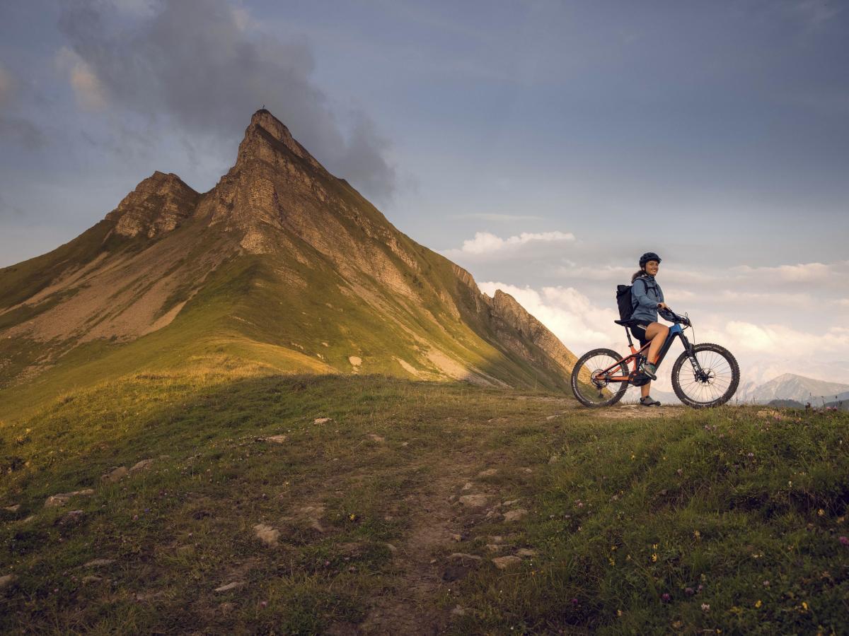 Mountainbiker in Damüls Faschina mit Bergkulisse im Hintergrund